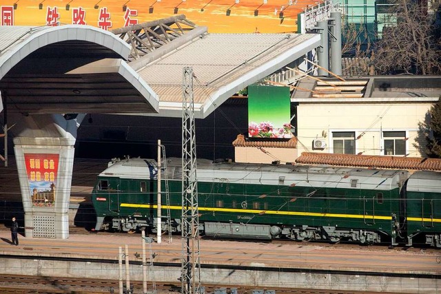 Ein Sonderzug aus Nordkorea, wie ihn h... haben, kommt am Bahnhof in Peking an.  | Foto: dpa