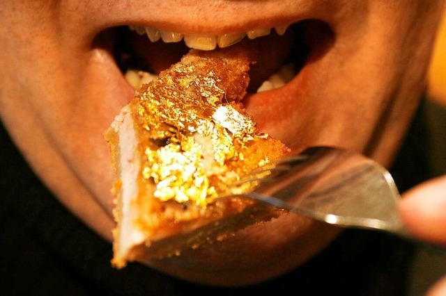 Dieser Mann isst ein vergoldetes Schnitzel.  | Foto: Roland Weihrauch