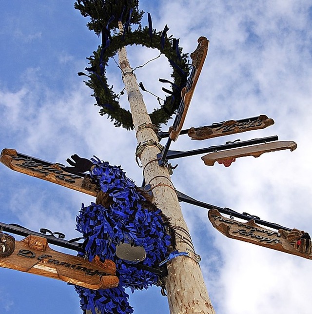 Wie jedes Jahr stellen die Enninger den Narrenbaum.   | Foto: Hnig