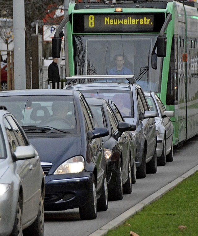 Autofahrer,  die der Tram nicht den Vo...rumen,  behindern den Verkehrsfluss.   | Foto: Lauber