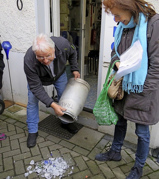 Scherben bringen Glck: Das beweist Gl... mit Gabriele Birlin-Pflger (rechts).  | Foto: C. Gempp