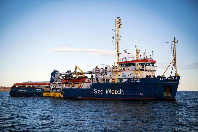 Das Sea-Watch-Rettungsschiff wartet vo...nahme von 50 Bootsflchtlingen bereit.  | Foto: dpa