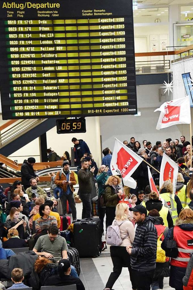 Warnstreik am Flughafen  | Foto: dpa