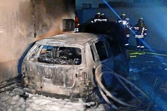 Garagenbrand greift auf Wohnhaus über – keine Verletzten