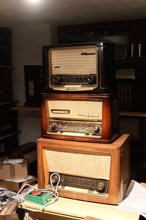 Darunter Volksempfänger, Nachkriegs- und DDR-Radios.  | Foto: Joshua Kocher