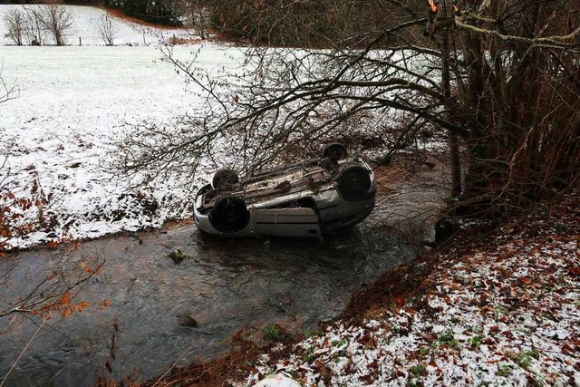 Im Klosterbach landete eine Opelfahrer...chtenhaus ins Schleudern gekommen war.  | Foto: Polizei