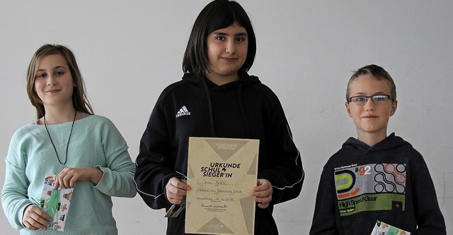Schulsiegerin wurde Irem Bozok (Mitte)...rner und Drittplatzierte Antonia Khn   | Foto: Mathias-von-Neuenburg Schule