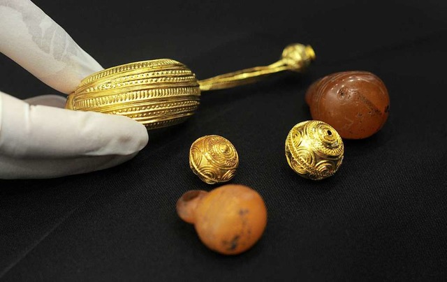 Gold- und Bernsteinschmuck aus der Kel...or rund 2600 Jahren beigesetzten Frau.  | Foto: dpa