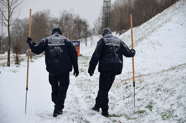 Bei Schneetreiben suchen Einsatzkrfte...ach Hinweisen auf Opfer und Tter ab.   | Foto: Julia Jacob