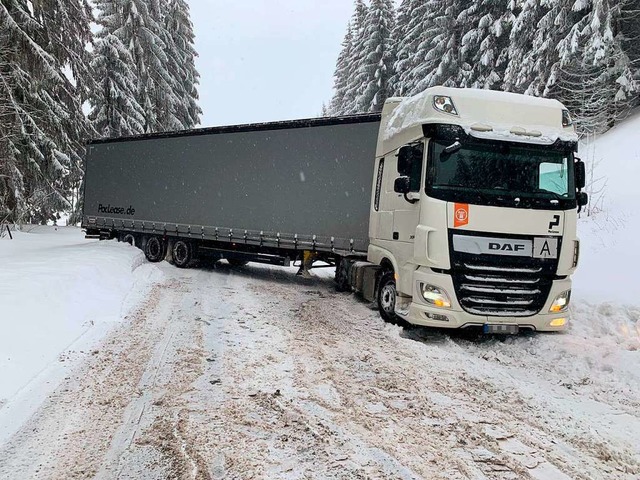 Auf der B 500 nahe dem Lachenhusle stand ein Lastwagen quer.  | Foto: Kamera 24