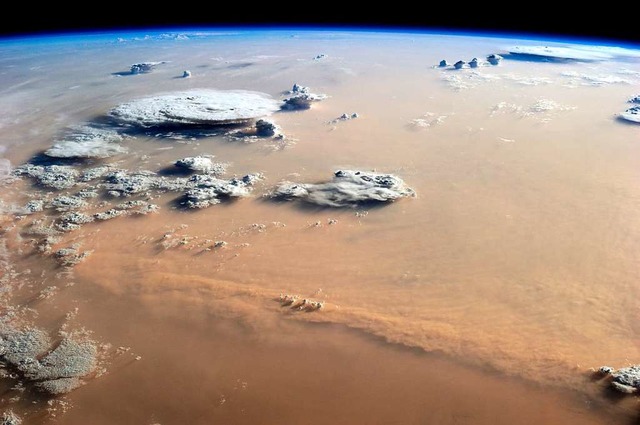 Die Sahara, aufgenommen aus einer Raumstation.  | Foto: dpa