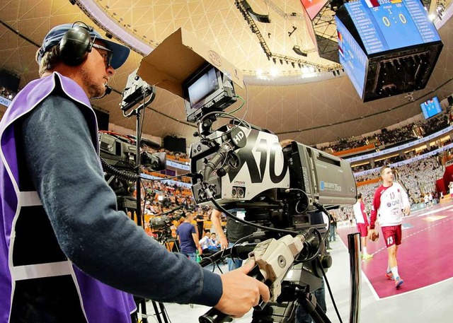 Erstmals seit 2013 wird eine Handball-... wieder live im Free-TV zu sehen sein.  | Foto: dpa