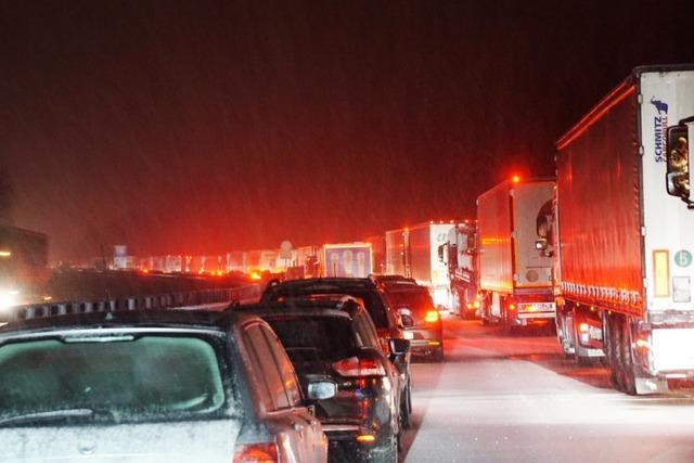 Hunderte Autofahrer saßen auf der A8 im Schnee fest
