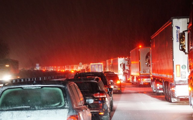 Nach starkem Schneefall stehen Autos u...dt war zwischenzeitlich voll gesperrt.  | Foto: dpa