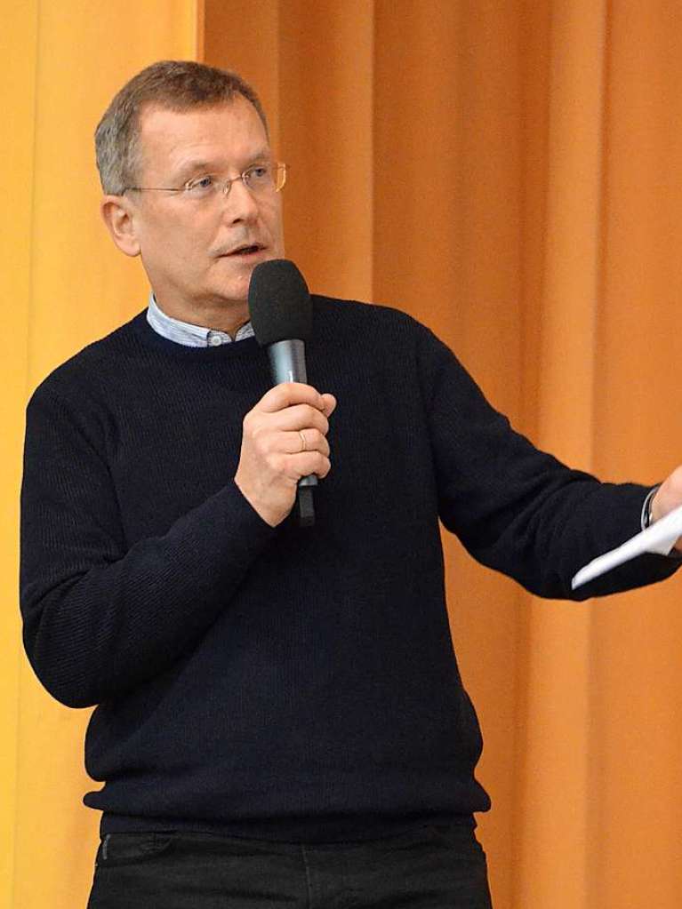 Peter Stellmach, Leiter der BZ-Lokalredaktion in Neustadt, fhlt den Kandidaten auf den Zahn.