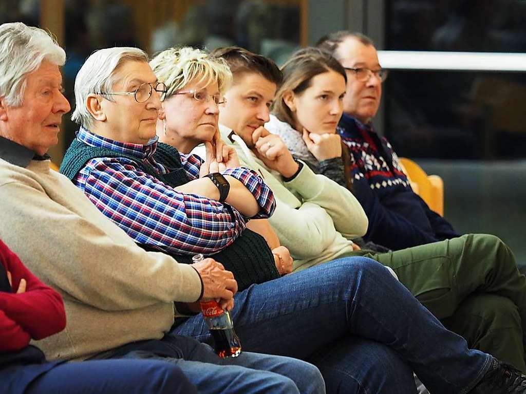 Interessiert verfolgen die Zuschauer die Diskussion.