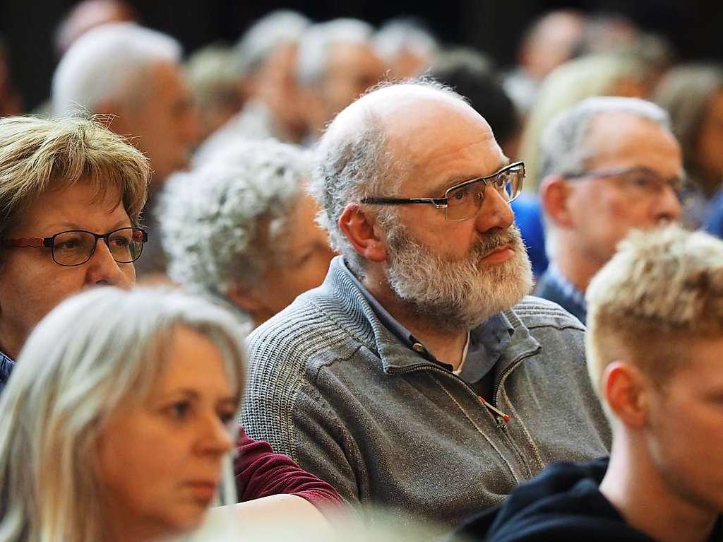 Das Publikum verfolgt interessiert die Diskussion.