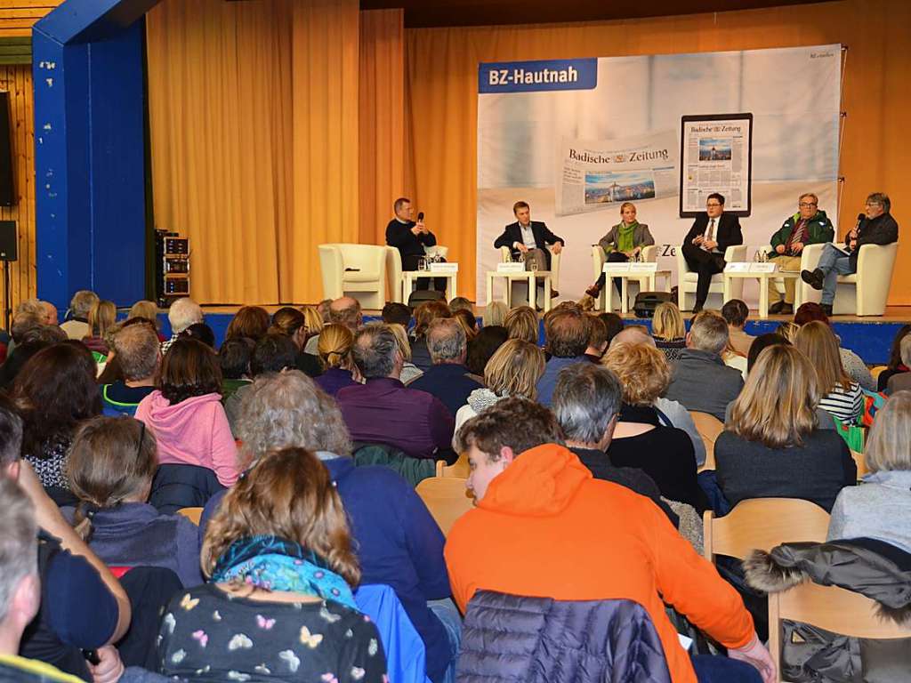 Groes Interesse an der Diskussion auf der Bhne in der Feldberghalle.