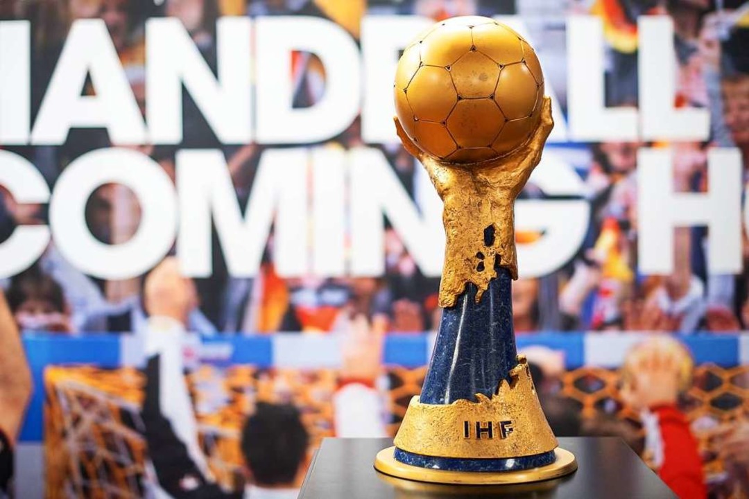 Alle wollen ihn haben: den Handball WM-Pokal 2019  | Foto: dpa