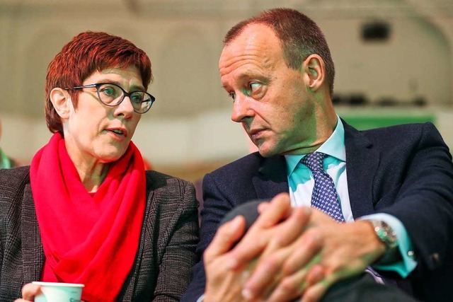 Kramp-Karrenbauer bindet Friedrich Merz mit in die Parteiarbeit ein.  | Foto: dpa