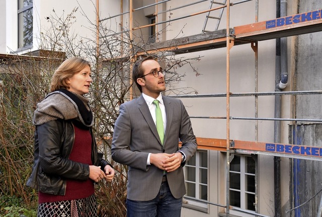 Die Bundestagsabgeordnete der Grnen, ...n Rathausanbau in Oberrotweil  zeigen.  | Foto: Thomas Rhenisch