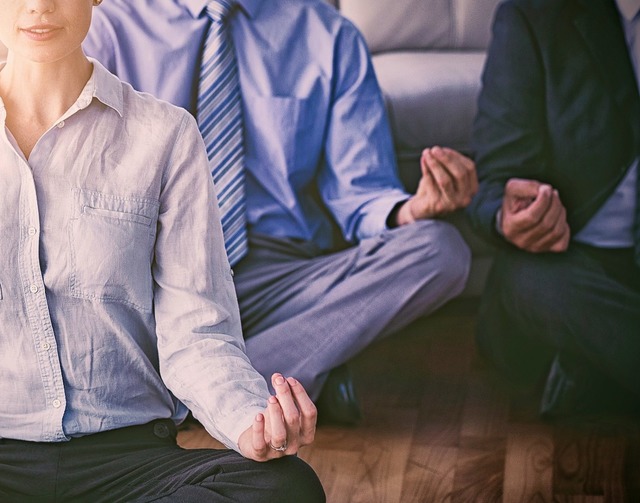 Yoga, Meditation, stille Kantinenessen: Mehr Achtsamkeit hilft im Berufsleben.   | Foto: STOCK.ADOBE.COM