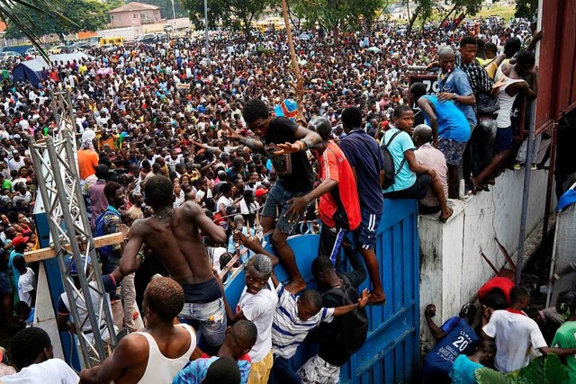 Nach der Wahl im Kongo feiern Menschen...i zum Gewinner der Wahl erklrt wurde.  | Foto: dpa