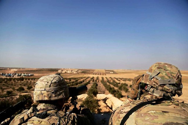 Zwei US-Soldaten schauen von ihrer Bas... Syrien zur trkischen Grenze hinber.  | Foto: dpa