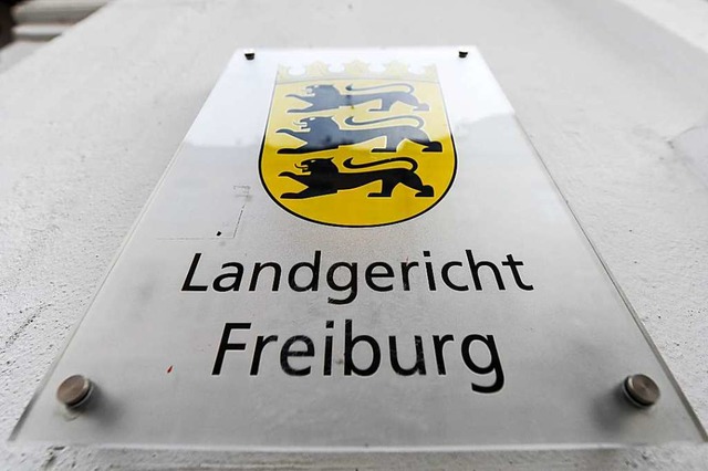 Das Freiburger Landgericht verhandelt ...in wie eine Gefangene behandelt haben.  | Foto: dpa