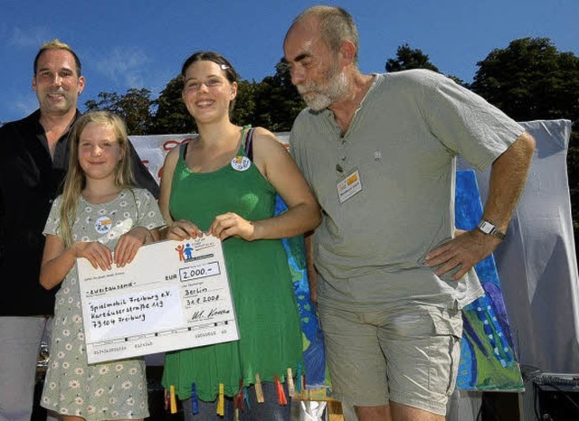 Einen Scheck in Hhe von 2000 Euro be...hard Lusch vom Spielmobil Freiburg.     | Foto: Thomas Kunz