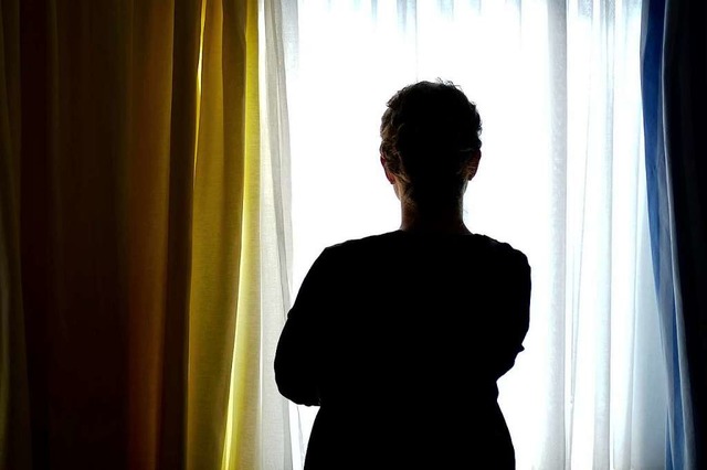 Eine junge Frau in einem Zimmer eines Frauenhauses (Symbolbild)  | Foto: dpa