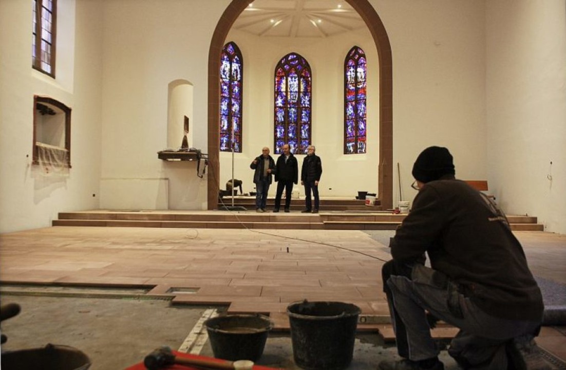 In der Bahlinger Bergkirche kommen die...n links) besprechen weitere Maßnahmen.  | Foto: Christiane Franz