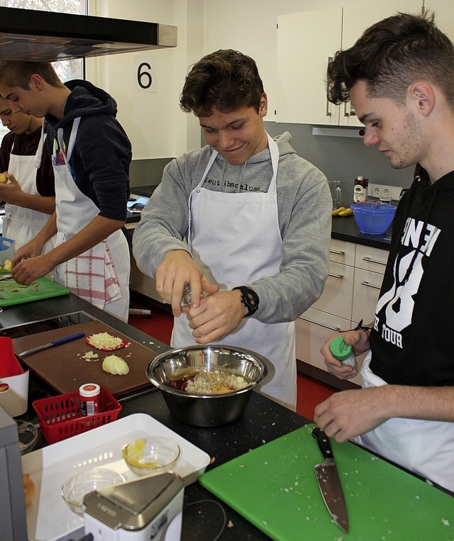 Gemeinsam verschiedene Speisen zuberei...nn auch Jugendlichen viel Spa machen.  | Foto: Gewerbeschule