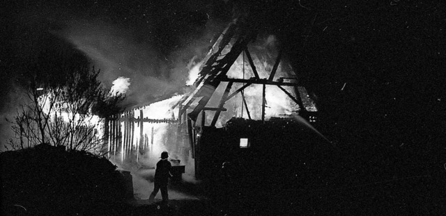 Lichterloh brannte das Anwesen Lothar ...acht vom 12. auf den 13. Januar 1994.   | Foto: Archiv