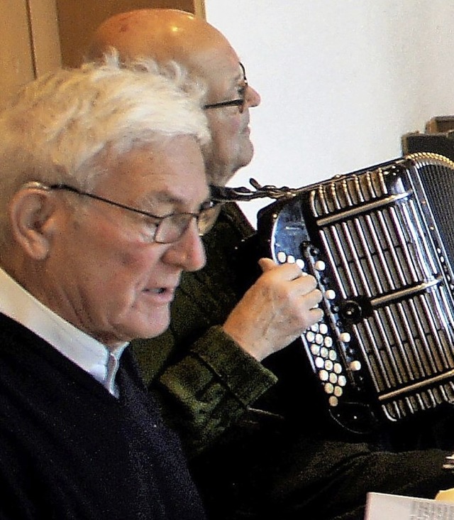 Waldemar Ortlieb (links) und  Josef Pf...nioren zum frohen Mitsingen animiert.   | Foto: Reinhard Herbrig