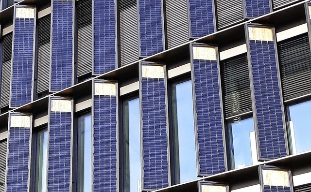 Auf Dchern, aber auch an Fassaden, la...ive Photovoltaikanlagen installieren.   | Foto: Landratsamt Emmendingen