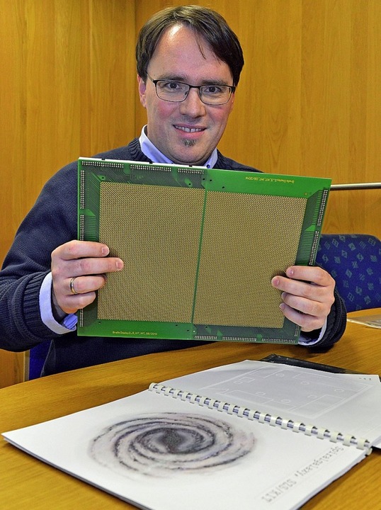 Bastian Rapp mit einem ersten Bauteil seines Blinden-Tablets  | Foto: michael bamberger