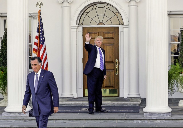 Mitt Romney (links) wird von Donald Tr...et &#8211; ein Bild aus dem Jahr 2016.  | Foto: Aude Guerrucci / Pool