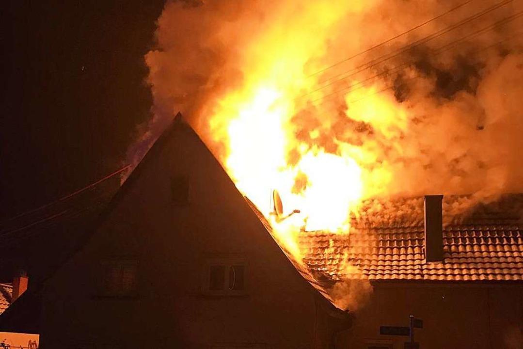 Ein  Brand zerstörte das Wohnhaus an der Dorfstraße in Hecklingen.  | Foto: Feuerwehr
