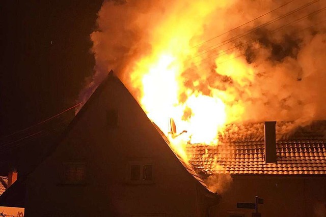 Ein  Brand zerstrte das Wohnhaus an der Dorfstrae in Hecklingen.  | Foto: Feuerwehr