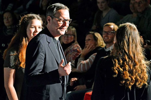 Schauspieler Matthias Brandt beim Talk...licia Delb (links) und Yara Schweizer.  | Foto: Michael Bamberger