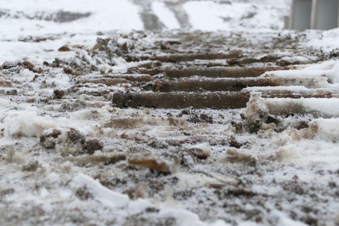 Lkw und Bagger haben ihre Spuren in Matsch und Schnee hinterlassen.  | Foto: Nikola Vogt