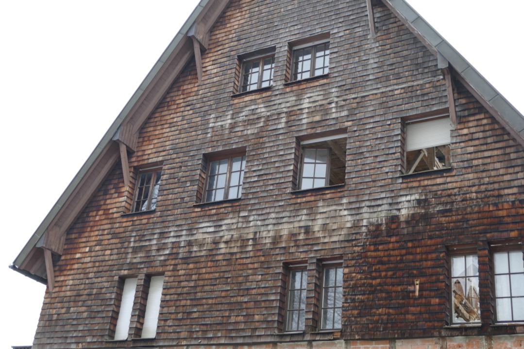 Die Frontseite des Haupthauses mit dem verblichenen Schriftzug  | Foto: Nikola Vogt