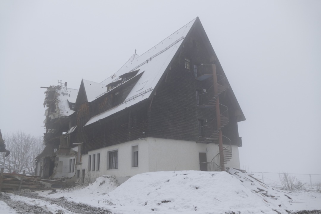Das Traditionshotel Luisenhöhe wird abgerissen.  | Foto: Nikola Vogt