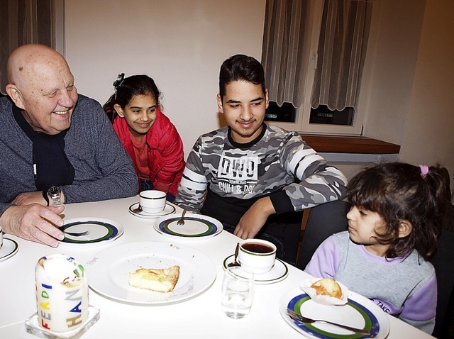 Rudi Nadler mit syrischen Kindern im Multikulti-Caf   | Foto:  iwi