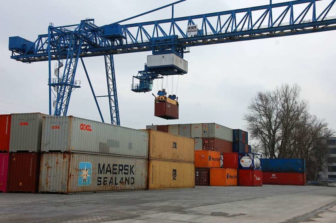 Im Containerterminal des Rheinhafens herrscht wieder reger Betrieb.  | Foto: Herbertm Frey