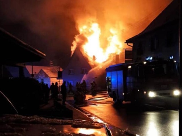 Meterhoch schlugen die Flammen aus dem... defekte   Heizdecke die Brandursache?  | Foto:  Feuerwehr Kenzingen