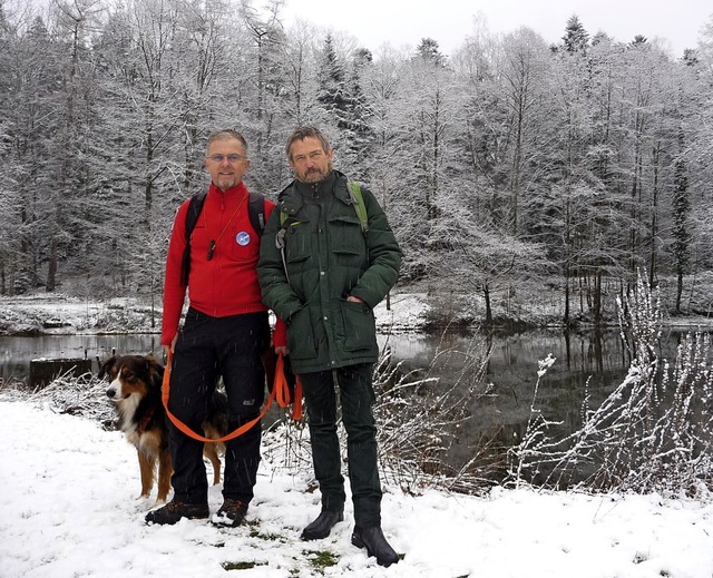 Peter Brenner (links mit Hund Barni)  ...hbel koordinieren die Krtenrettung.   | Foto:  tak