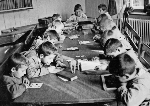 Hausaufgabenmachen im Brgerlichen Wai..., strenge Sitten herrschten trotzdem.   | Foto: Fotos: ZVG/Brgerliches Waisenhaus Basel