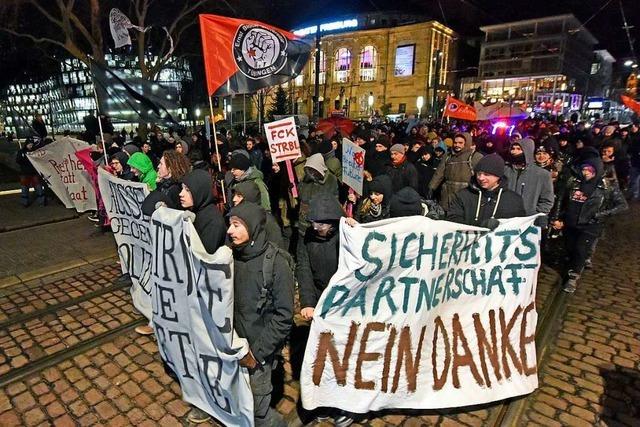 Mehr als 600 Menschen demonstrieren in Freiburg friedlich gegen Polizeigesetze